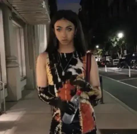 娱乐八卦吃瓜少女是谁,她是如何成为网络红人的? 第2张 娱乐八卦吃瓜少女是谁,她是如何成为网络红人的? 第2张