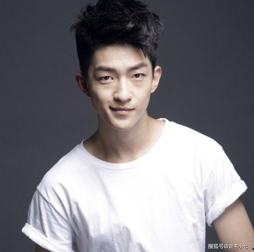 娱乐圈吃瓜小眼睛男歌手,揭秘“吃瓜小眼睛男歌手”的星光之路  第3张