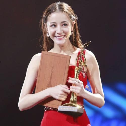 娱乐圈吃瓜迪丽热巴,甜蜜与争议交织的星光之路 第2张 娱乐圈吃瓜迪丽热巴,甜蜜与争议交织的星光之路 第2张