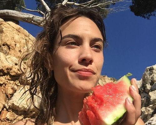 娱乐圈吃瓜背景图片,揭秘吃瓜背后的真相与秘密 第3张 娱乐圈吃瓜背景图片,揭秘吃瓜背后的真相与秘密 第3张