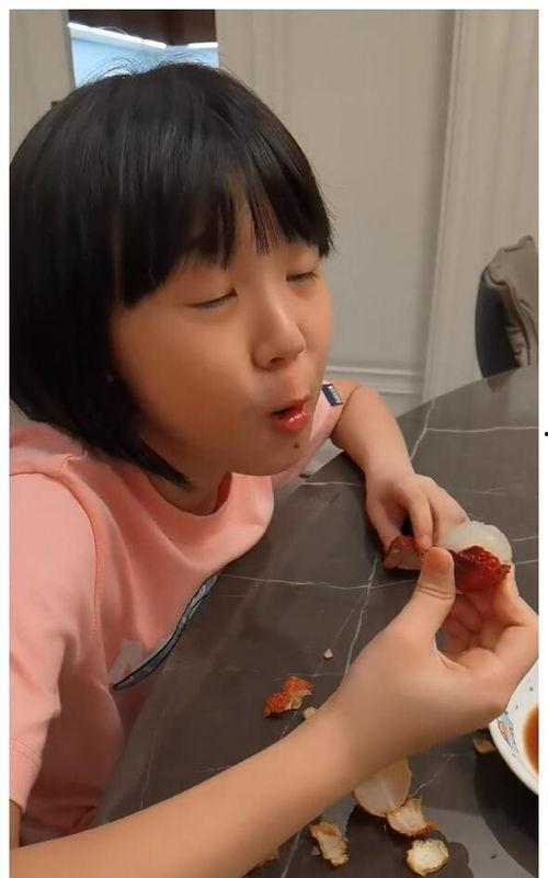 娱乐吃瓜酱小孩哥的反差感,娱乐吃瓜酱小孩哥的“双重性格”揭秘  第2张